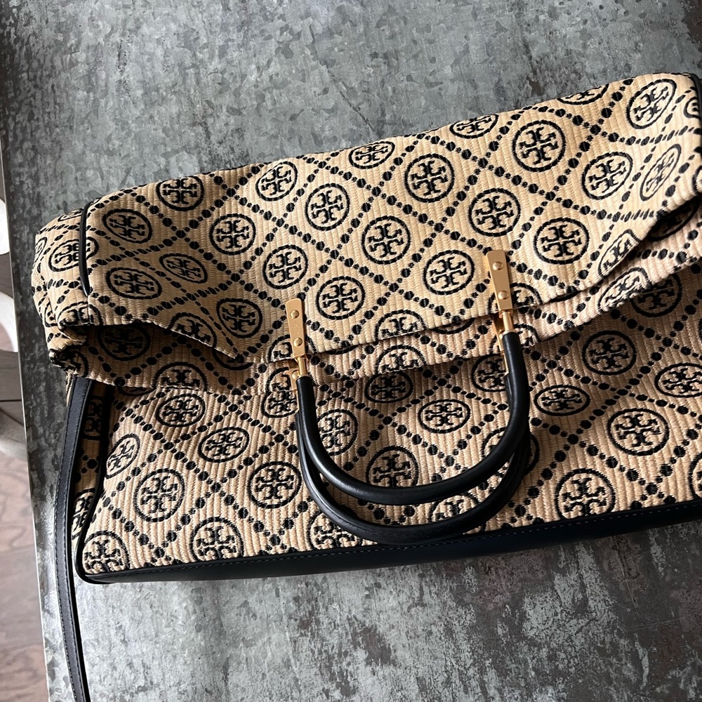 Tory Burch shoulder bag with logo.